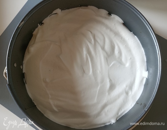 Форму с печеньем достать из холодильника, выложить половину сливочного крема. Разровнять и убрать в холодильник на 30 минут.