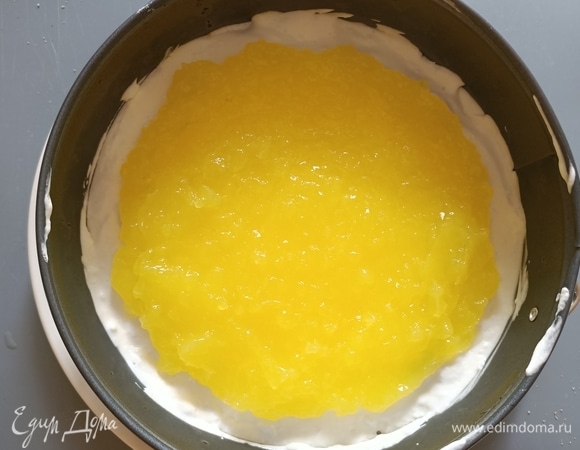 Затем выкладываем лимонный крем, оставив 1–2 ложки для украшения.