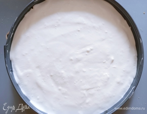 Накрываем оставшимся лимонно-сливочным кремом. Выравниваем поверхность и отправляем в холодильник минимум на 4 часа.