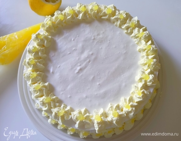 В кондитерские сливки добавляем немного пищевого красителя, взбиваем. С охлажденного десерта аккуратно снимаем боковое кольцо формы, предварительно проведя ножом по краю, и украшаем.