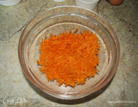 Натираем морковь на терке.