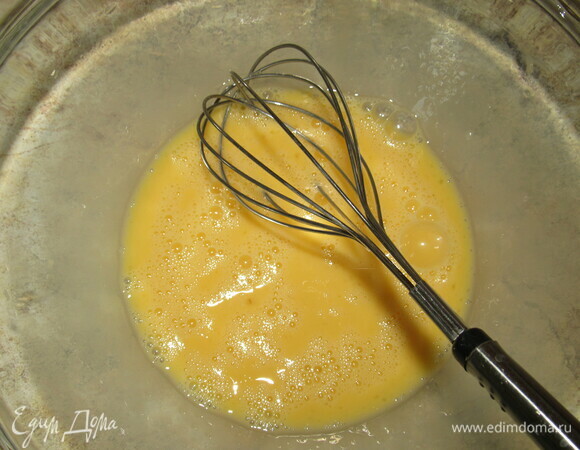 Взбиваем яйца.