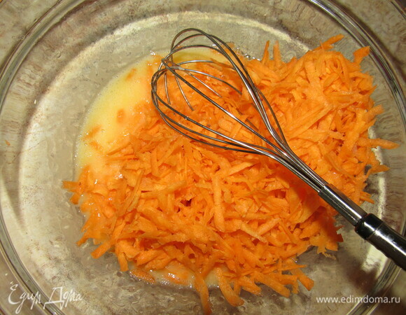 Добавляем морковь, перемешиваем.