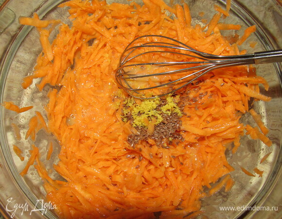 Добавляем лен, лимонную цедру, перемешиваем.