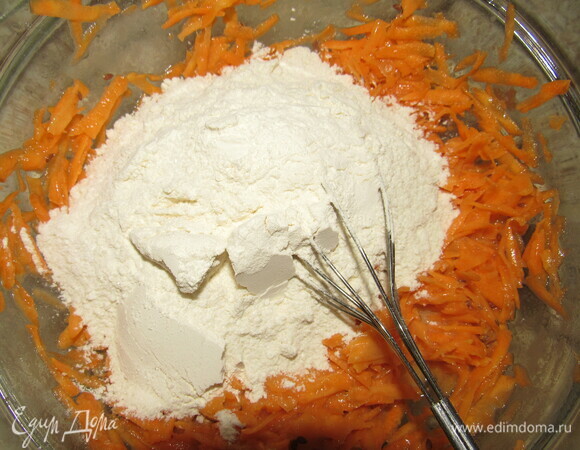 Всыпаем сухие ингредиенты и активно перемешиваем.