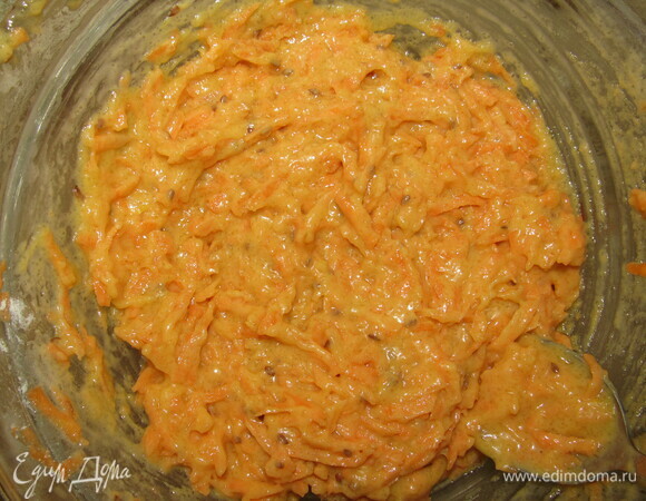 Получившееся тесто должно сползать с ложки, но в то же время должно быть густым.