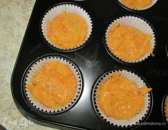 Заполняем формочки на 2/3. Выпекаем 25 минут при 180°C. Маффины готовы!