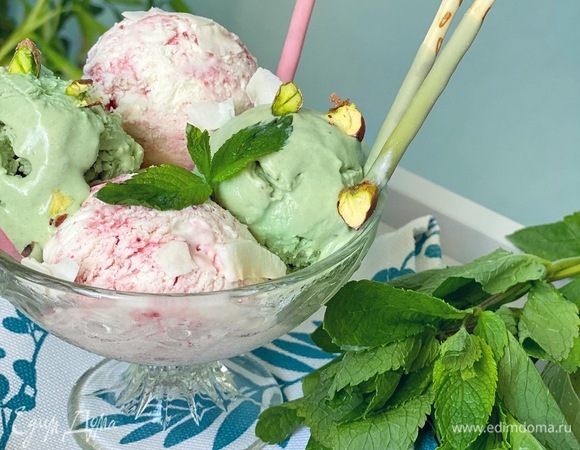 В одну часть я добавила 2 ч. л. матчи, а в другую — перетертую клубнику слоями. Мороженое получается очень вкусным и воздушным. Приятного аппетита!