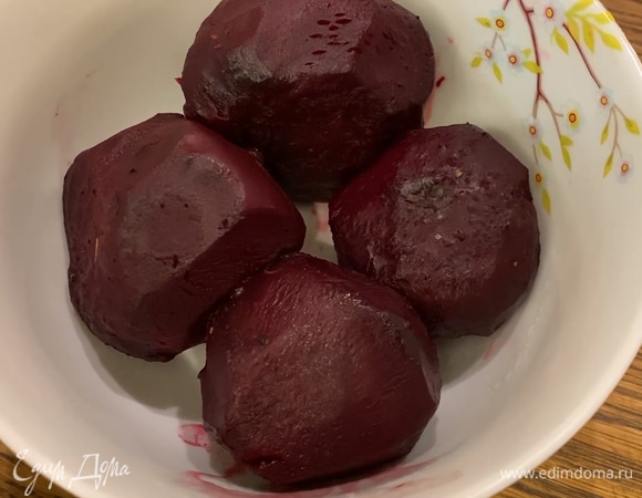 Свеклу запечь, затем почистить и натереть на крупной терке.