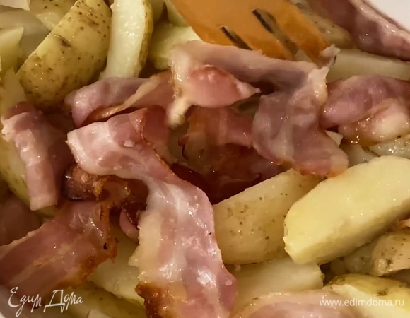 Поставить форму под разогретый гриль на 5–7 минут, затем перемешать картофель с беконом и запекать под грилем еще 2 минуты.