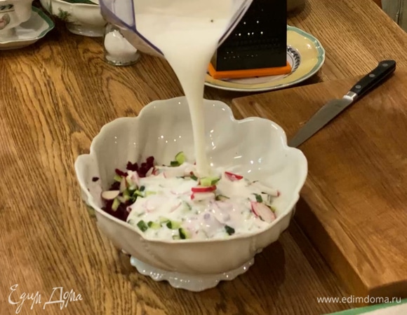 В глубокой миске соединить свеклу с огурцами и редисом, посолить, влить кефир и холодную кипяченую воду, все перемешать.