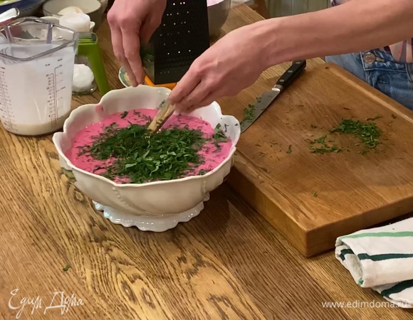 Укроп и петрушку мелко порубить, добавить в холодник.