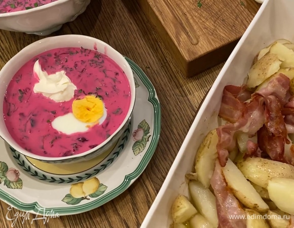 Разлить холодник в тарелки, добавить в каждую половинку яйца и столовую ложку сметаны. К супу подать картофель с беконом.