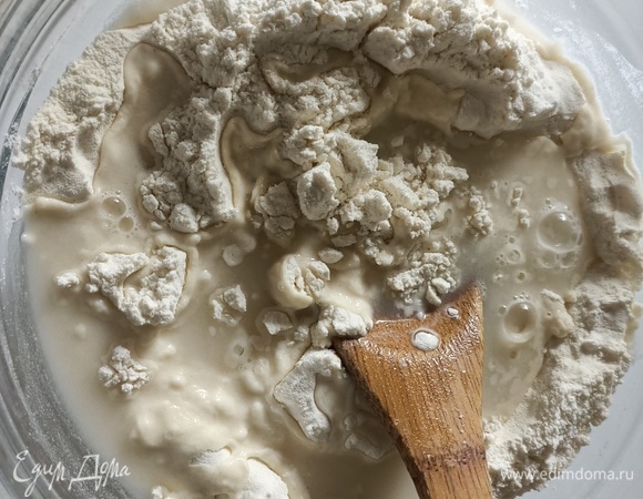 В глубокой миске деревянной ложкой смешиваем муку, соль и воду.