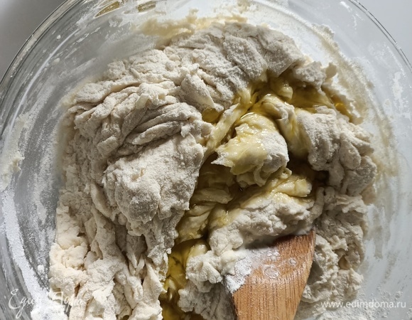 Далее добавляем оливковое масло и хорошо вымешиваем тесто в течение 10 минут, в результате получается мягкое эластичное тесто.