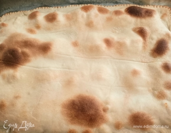 Разогреваем духовку до 250°С и выпекаем фокаччу в течение 10–15 минут.