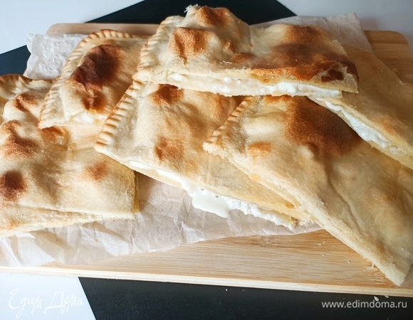 Готовую фокаччу разрезаем и сразу же подаем, пока теплая. Приятного аппетита!