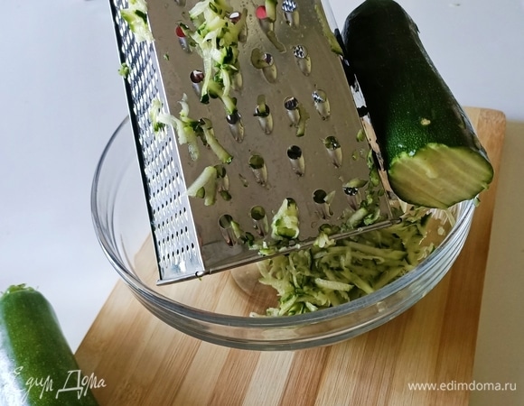 На крупной терке натираем цукини (3 шт.).