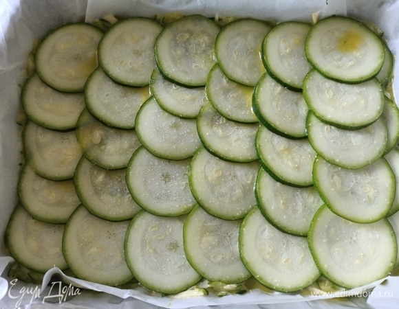 Оставшийся цукини очень тонко нарезаем и выкладываем поверх тертых. Солим. Отправляем в разогретую до 180°C духовку на 20 минут.