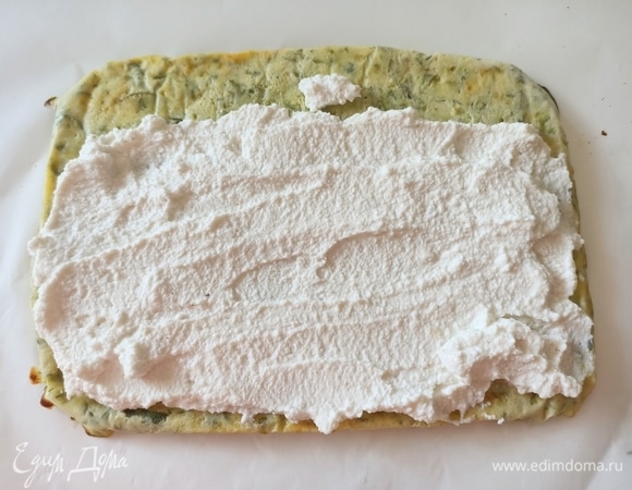 Форму с цукини достать из духовки вместе с бумагой, остудить и перевернуть на новую пергаментную бумагу. Аккуратно снять бумагу, на которой запекались цукини. Выложить начинку.