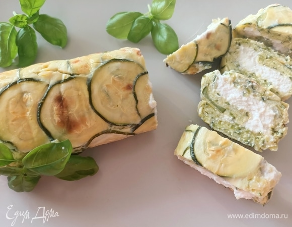 Готовый рулет из цукини нарезаем на порционные кусочки и подаем. Приятного аппетита!