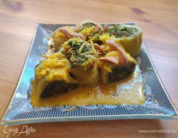 При подаче можно разрезать острым ножом каждый рулетик пополам, украсить дно тарелки соусом и посыпать сверху миндалем и цедрой. Приятного аппетита :)