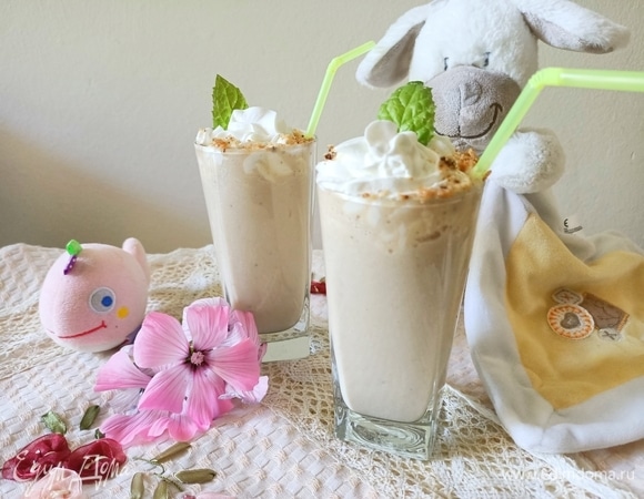 Измельчаем все до однородности. Готовый смузи разливаем по стаканам, сверху украшаем взбитыми сливками и посыпаем печеньем. Банановый смузи готов! Приятного аппетита!