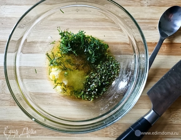 Чеснок очистить и выдавить через пресс. Укроп и розмарин мелко порубить. Добавить соль, белый перец и оливковое масло, перемешать.