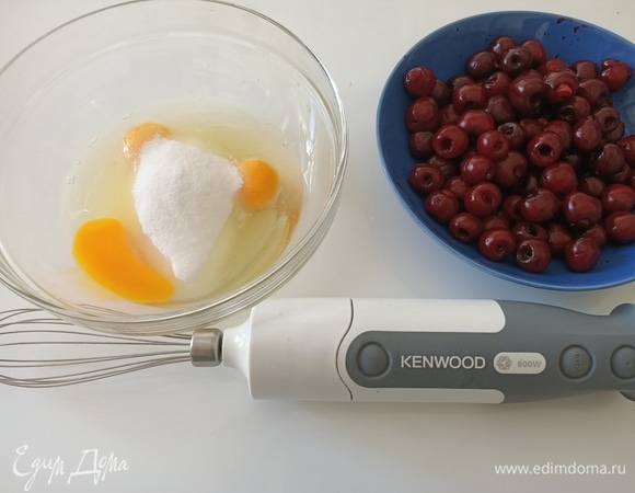 В большую миску выложить яйца, всыпать сахар и взбить миксером в пышную бледную массу.