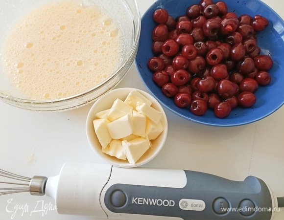 Добавить мягкое сливочное масло, смешать миксером до однородности.