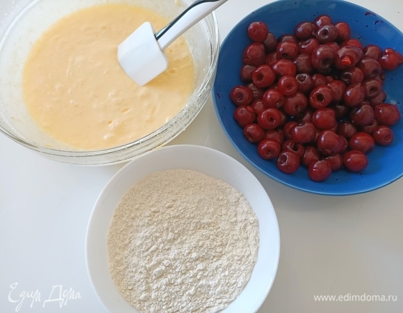 Постепенно добавить муку и разрыхлитель.