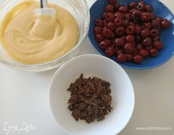 В полученное тесто добавить крупно нарубленный шоколад, аккуратно перемешать.