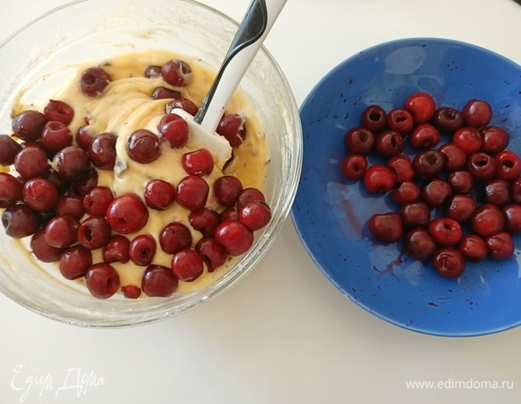 Черешню промыть, удалить косточки. Отложить 1/3 черешни для украшения, остальную часть выложить в тесто и аккуратно перемешать.