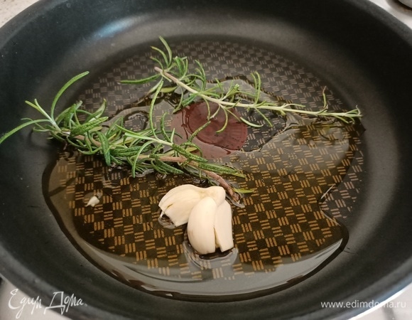 В сковороду налить оливковое масло, добавить чеснок и розмарин.