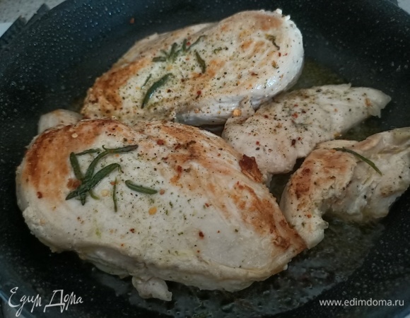 Сверху выложить филе. Посолить, поперчить и обжарить по 3–4 минуты с каждой стороны до золотистого цвета.