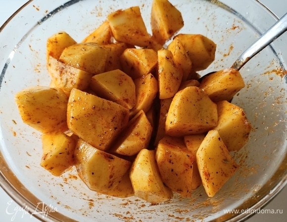 Картофель нарезать небольшими кусочками. Добавить соль, паприку, перец, розмарин и оливковое масло. Перемешать.