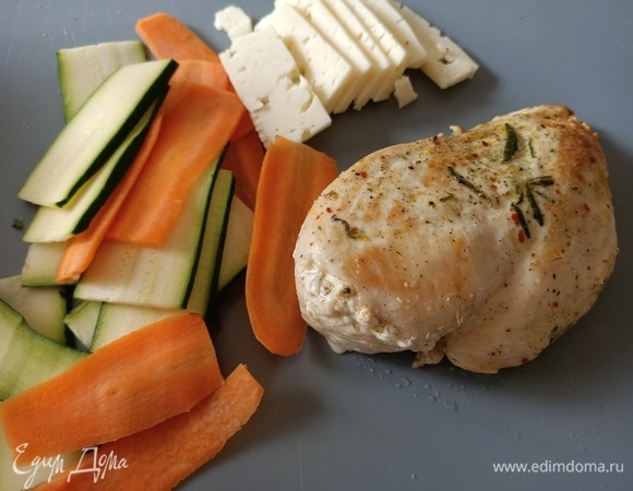 Тонкими пластинками нарезать сыр, морковь и цукини.