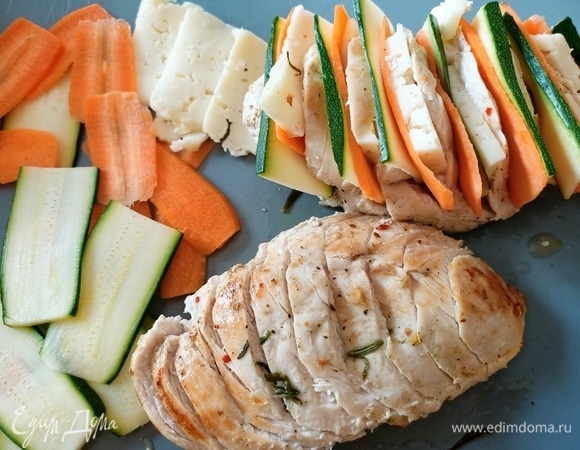 Сверху на куриной грудке сделать глубокие поперечные надрезы, не доходя до нижней части филе. Посолить и уложить начинку — морковь, сыр, цукини.