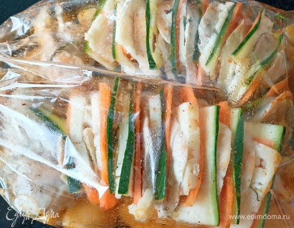 В рукав для запекания выложить картофель, сверху уложить филе. Край рукава закрепить специальной клипсой.