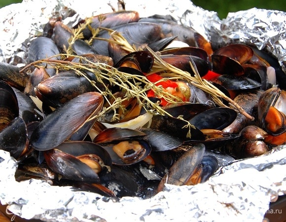 Накрыть мидии фольгой и плотно скрепить края, затем поместить на гриль и готовить 15 минут.