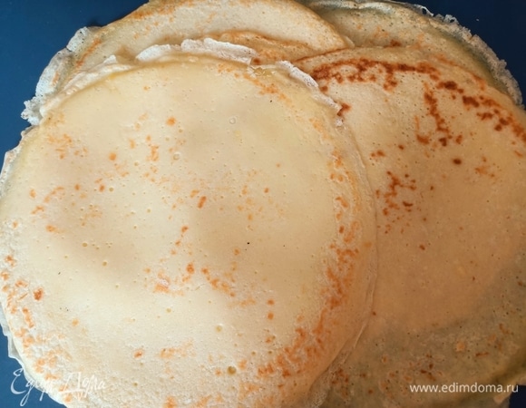 Яйца с солью слегка взбить венчиком. Добавить муку, молоко и размешать до однородного состояния. Дать постоять тесту 10–15 минут. Сковороду смазать маслом. Налить в нее половник теста, наклоном сковороды равномерно распределить по всему дну. Готовить, пока тесто сверху равномерно не схватится. Перевернуть блинчик и готовить с обратной стороны еще одну минуту. Готовый блин переложить на тарелку. Таким образом приготовить блинчики из всего теста. Для лазаньи нам понадобится 7–8 блинов.