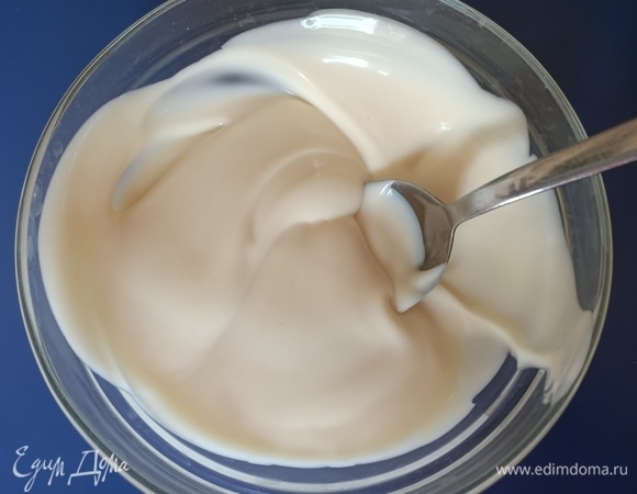 Для приготовления соуса бешамель в кастрюле с толстым дном растопить сливочное масло, добавить муку. Держать на огне, пока мука не станет слегка золотистой. Затем добавить горячее молоко и варить на слабом огне 5–6 минут, до загустения. Снять с огня, добавить соль, перец и мускатный орех. Немного взбить. Накрыть пищевой пленкой, чтобы избежать образования корки на поверхности соуса.