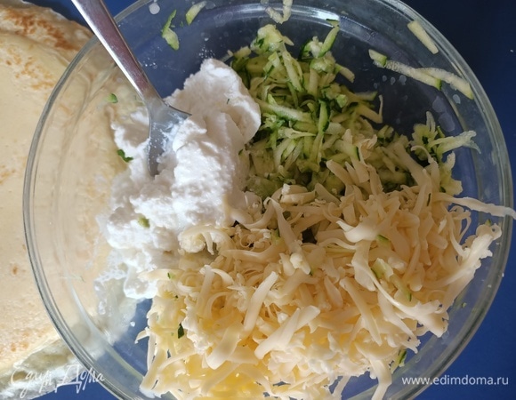 Для начинки цукини натереть на крупной терке, переложить в миску, добавить рикотту, сыр. Посолить и перемешать.