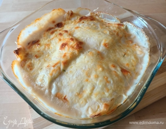 Форму поставить в предварительно разогретую до 180°С духовку на 20 минут, сверху должна образоваться аппетитная румяна корочка. Приятного аппетита!