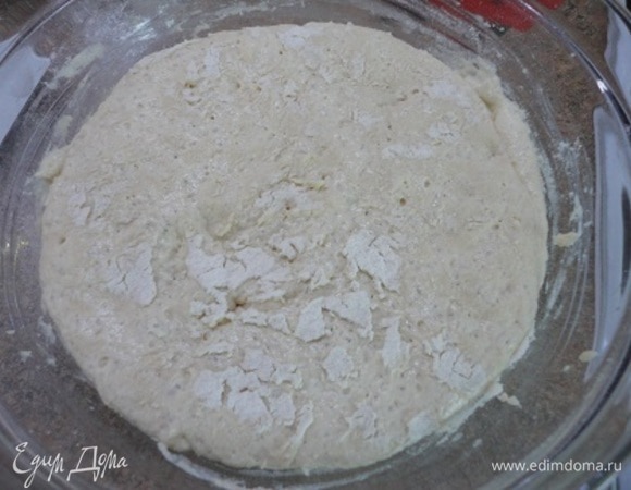 Накануне вечером поместить мак в небольшой сотейник, залить молоком и довести до кипения. Снять с плиты и оставить до утра. Для теста молоко и дрожжи мешать до полного растворения дрожжей. Добавить половину муки и половину сахара. Хорошо вымесить и оставить на 1 час.