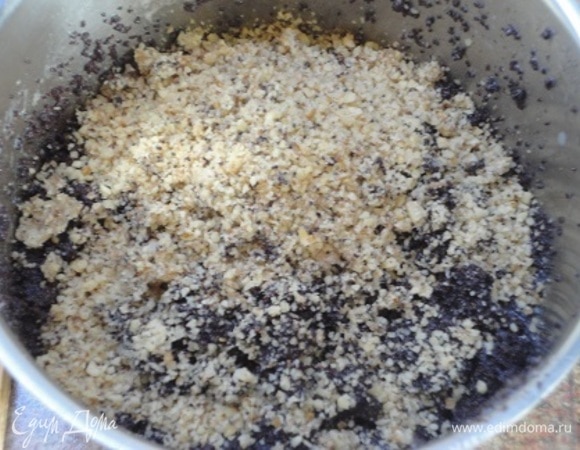 Тем временем мак откинуть на мелкое сито, выложить в чашу блендера вместе с сахаром и хорошо пробить. Затем добавить орехи и ванильный сахар и еще раз пробить до однородности.