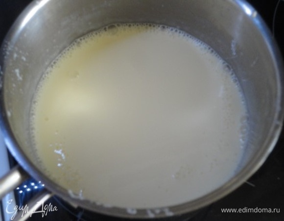 За это время приготовить теплый ванильный соус. В сотейник налейте молоко и добавьте в него ванильный сахар. Доведите молоко до кипения и снимите с огня. Взбейте желтки с сахаром добела.Понемножку, продолжая взбивать, добавьте крахмал и влейте струйкой молоко. Когда масса станет однородной, перелейте все назад в сотейник. На маленьком огне, постоянно помешивая, доведите соус до загустения. Снимите соус с огня, добавьте сливочное масло, хорошо перемешайте до полного растворения масла. Можно подавать сразу, а можно поместить в небольшой герметичный контейнер, на поверхности соуса разместить пищевую пленку, чтобы не образовывалась корочка на соусе во время остывания, хранить в холодильнике, а потом, перед подачей, обязательно разогреть.