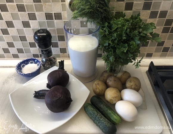 Свеклу, картофель, яйца отварить до готовности.