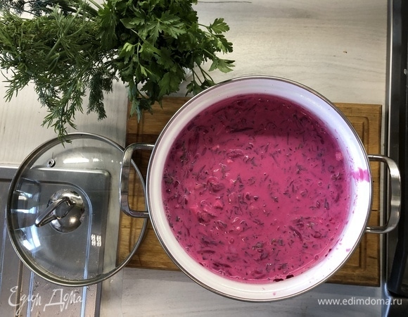 Натереть свеклу на терке. Огурец, яйца и картофель очистить, нарезать мелким кубиком, залить кефиром, добавить мелко нарезанную зелень. Охладить в холодильнике. Приятного аппетита.