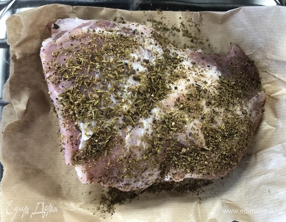 Зиру, душистый перец и черный перец перетираем в ступке или перемалываем в комбайне. Солим мясо, засыпаем его смесью приправ.